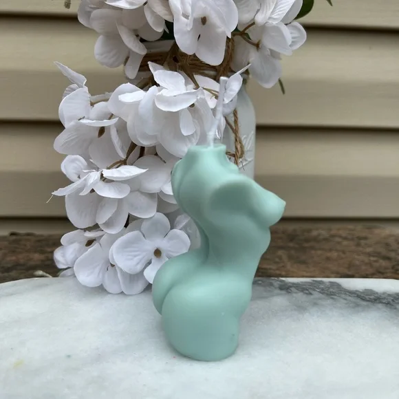 Hand Poured Soy Wax Candle- White Eucalyptus - Picture 2 of 4